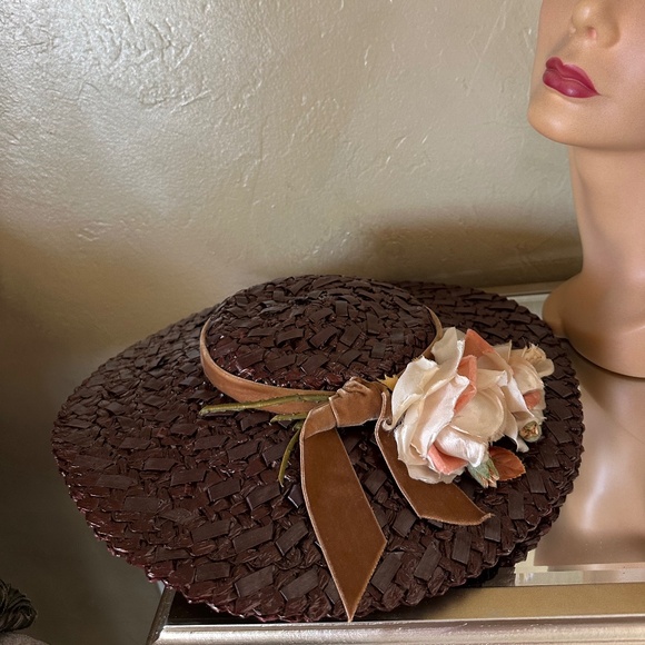 ADORABLE 1950s\' BROWN STRAW WIDE BRIM HAT + FABRIC FLOWERS main image 13